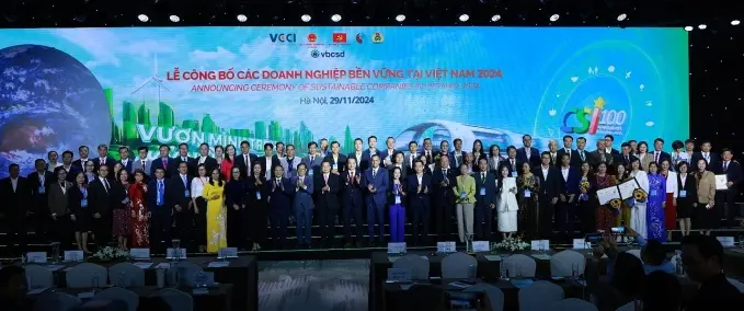 Đại diện các doanh nghiệp bền vững tại Việt Nam lên nhận giải tại lễ trao giải diễn ra vào tối 29/11