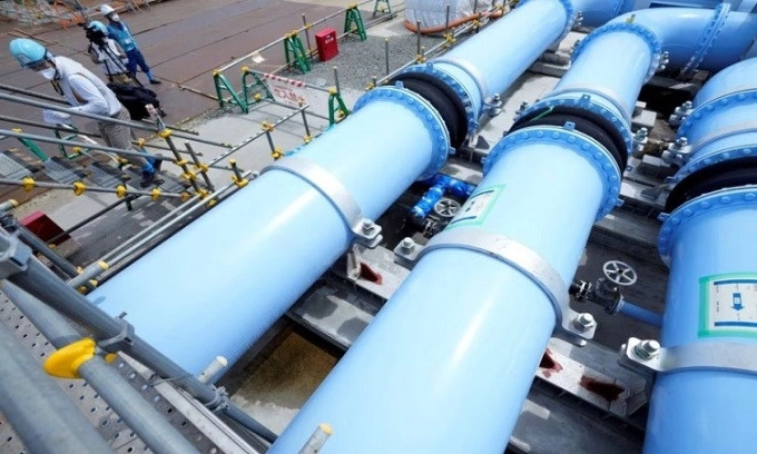 Đường ống xanh dẫn nước biển vào làm loãng nước phóng xạ đã xử lý