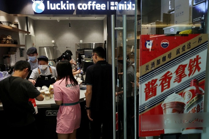 Bên trong một cửa hàng của Luckin Coffee tại Bắc Kinh