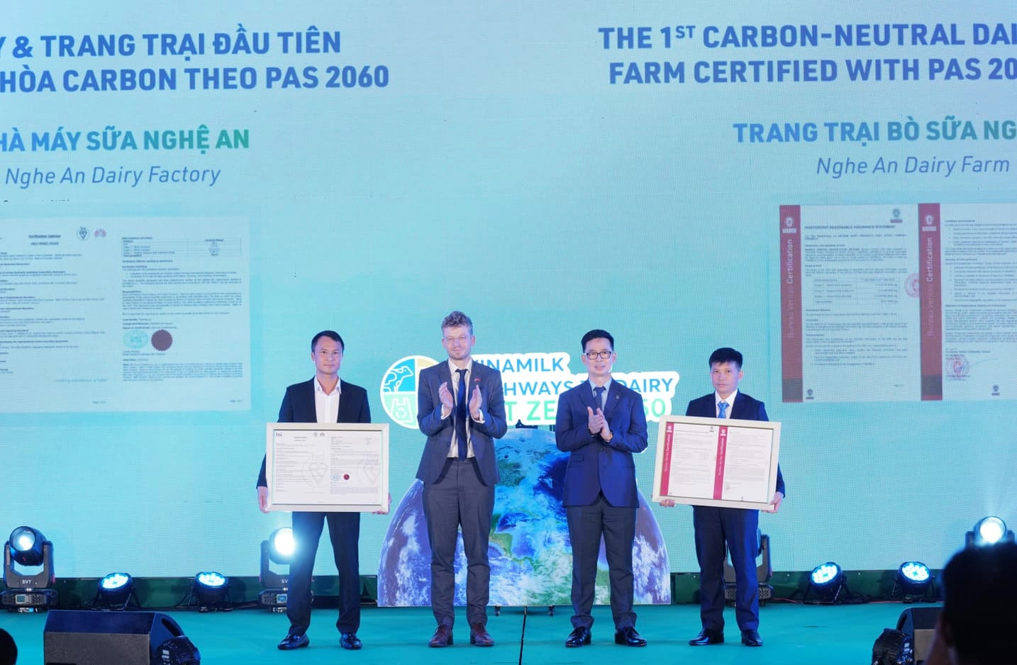 Đại diện Vinamilk nhận chứng nhận đạt trung hòa carbon theo tiêu chuẩn PAS 2060:2014 cho nhà máy sữa Nghệ An và trang trại bò sữa Nghệ An hồi tháng 6 vừa qua. 