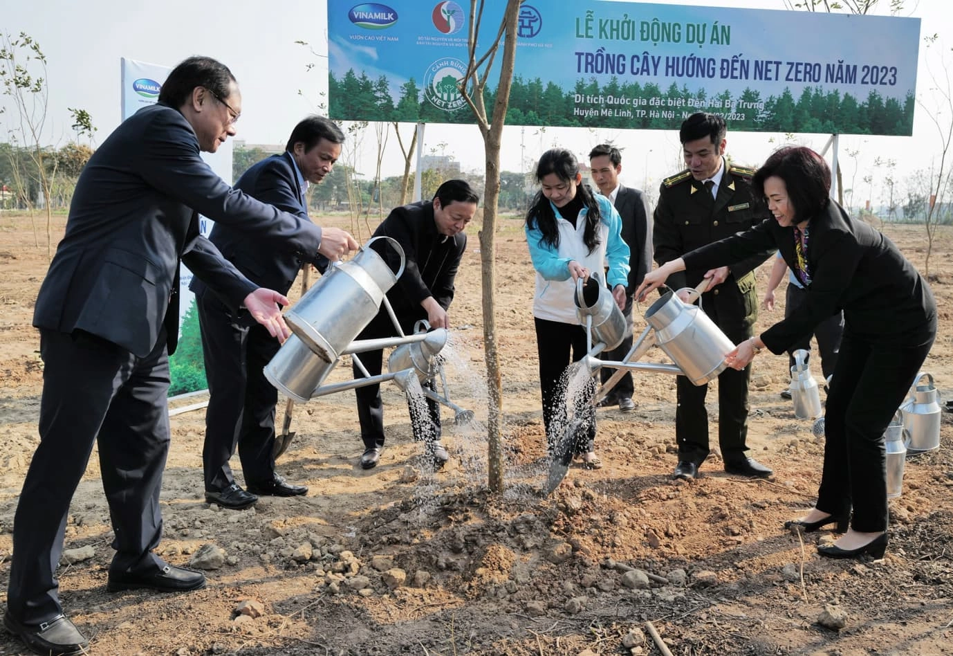 Các lãnh đạo Vinamilk khởi động dự án trồng cây hướng tới Net Zero tại Hà Nội, tháng 2 vừa qua.