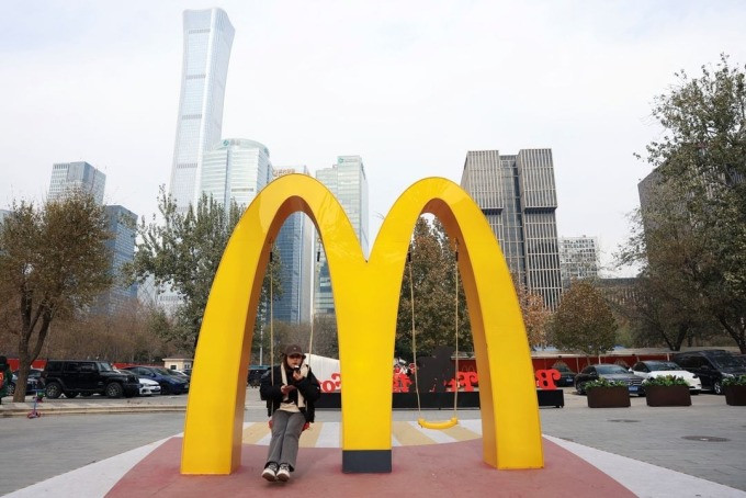 Chữ M biểu tượng của McDonald's tại một khu phố ở Bắc Kinh
