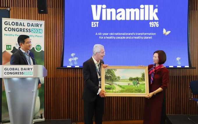 Đại diện Vinamilk trao bức trang trang trại Green Farm cho ông Richard Hall, Chủ tịch Hội nghị sữa toàn cầu