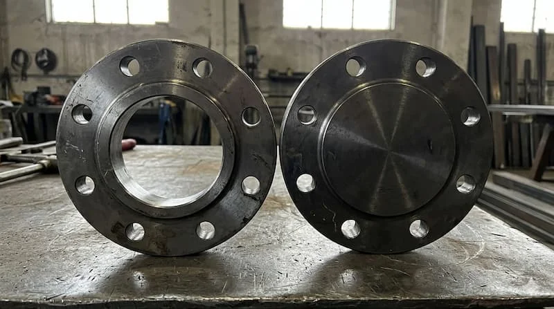 Minh họa trực quan sự khác biệt giữa hai loại mặt bích phổ biến, giúp người đọc dễ phân biệt