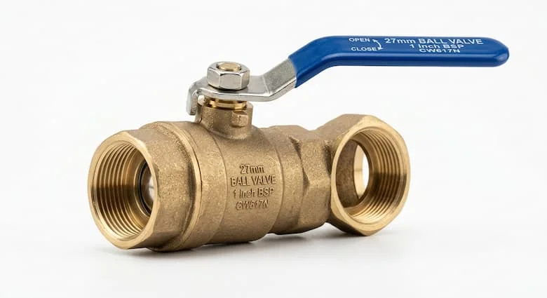 Van khóa nước 27mm, van bi bằng đồng thau với tay cầm màu xanh lam, kết nối ren, được chụp riêng trên nền trắng, hình ảnh sản phẩm ống nước chuyên nghiệp, kết cấu kim loại 