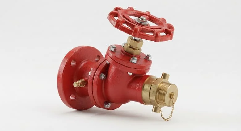 hình ảnh 3D siêu thực của một van vòi chữa cháy công nghiệp (van tiếp đất) được thiết kế cho hệ thống phòng cháy chữa cháy. Van có thân bằng gang dẻo hoặc đồng thau phủ epoxy màu đỏ, vận hành bằng tay quay, đầu vào dạng mặt bích hoặc ren