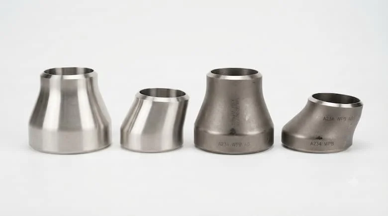 Ảnh sản phẩm thực tế của bộ giảm đường kính ống công nghiệp, bao gồm bộ giảm đường kính đồng tâm và lệch tâm, làm bằng thép không gỉ và thép carbon