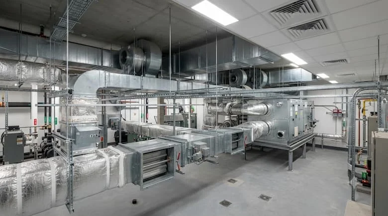Mô phỏng thực tế hệ thống HVAC thương mại sử dụng nhiều van điều tiết khí bằng thép mạ kẽm trong một tòa nhà văn phòng lớn.