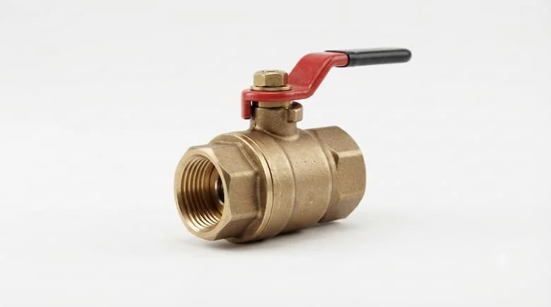 ảnh sản phẩm chuyên nghiệp, chân thực về van khóa nước 21mm, thường được gọi là van nước 21mm hoặc van nước Phi 21. Thể hiện một van ống nước bằng đồng thau nhỏ gọn với thân van chắc chắn, tay cầm vận hành bằng tay và các đầu nối ống có ren ở cả hai đầu